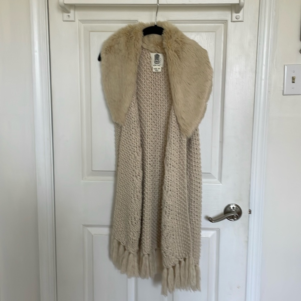Anthropologie Lili’s Closet Knit sweater with Faux Fur collar fringed PM